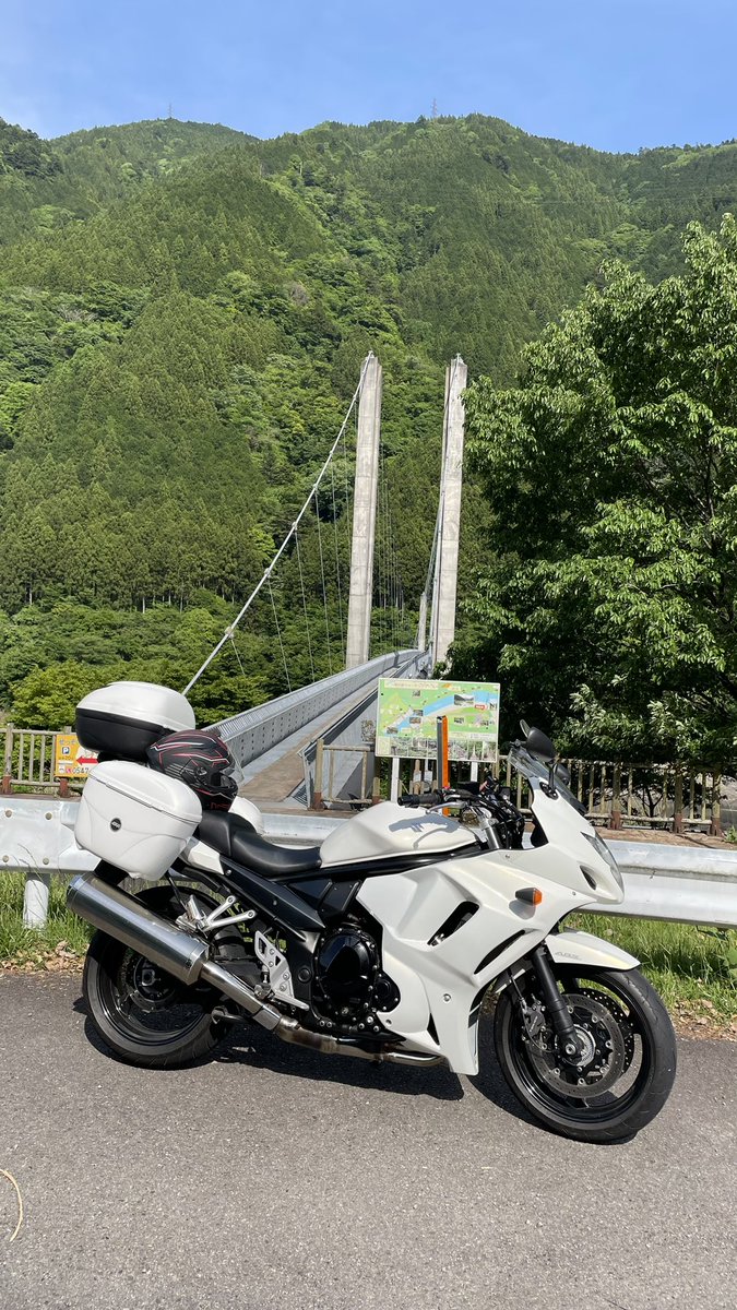 ShiroTourer's tweet photo. オクシズ　
大井川の雄大な風景と、走りやすい道
良いツーリングコースですね
#オクシズ
#大井川鐵道
#吊り橋 
#ツーリング https://t.co/4qdlrJhobz