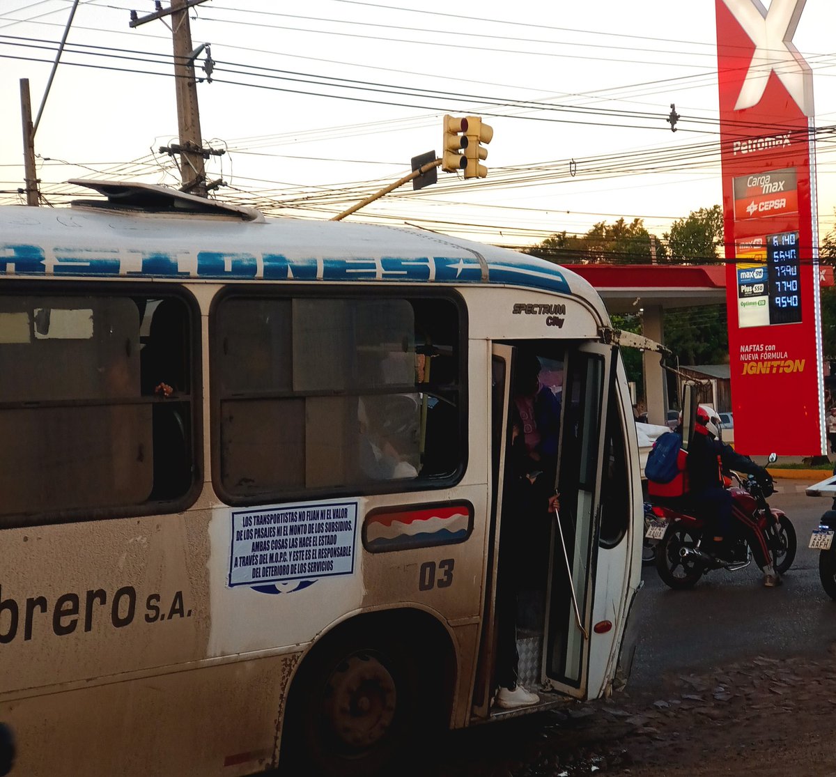 ManuBarrios97's tweet photo. Limpiaron el bus solo en la parte para poner su amenaza jare ahí jajaja, cobran subsidios millonarios y el servicio cada vez es peor. Gobierno y transportistas son cómplices del peor transporte público de Sudamérica. https://t.co/IsdOk5poL9