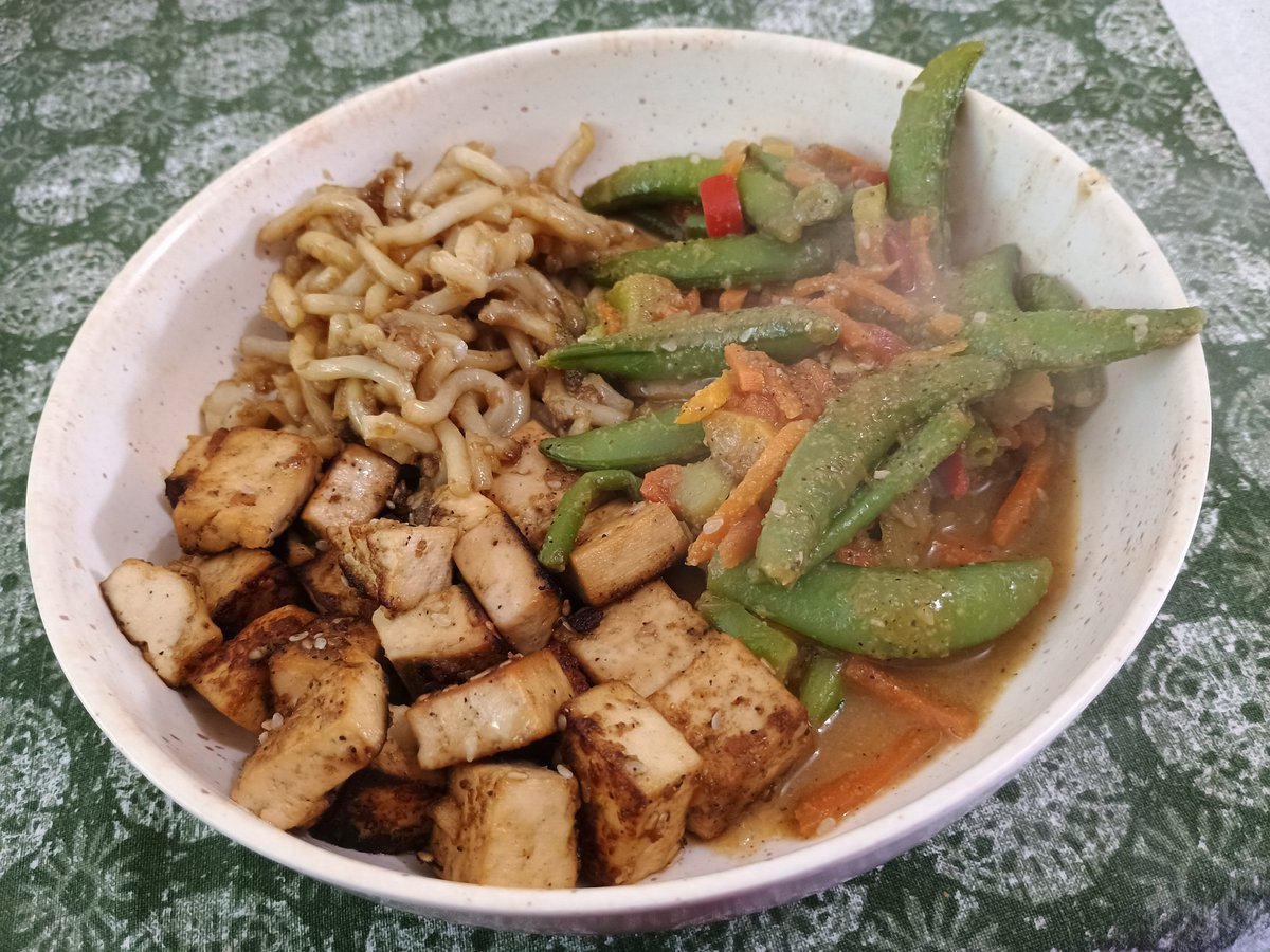 #MeatlessMonday Sesame Ginger Tofu, Garlic Udon Noodles, and Snap Pea Blend veggies 🥰