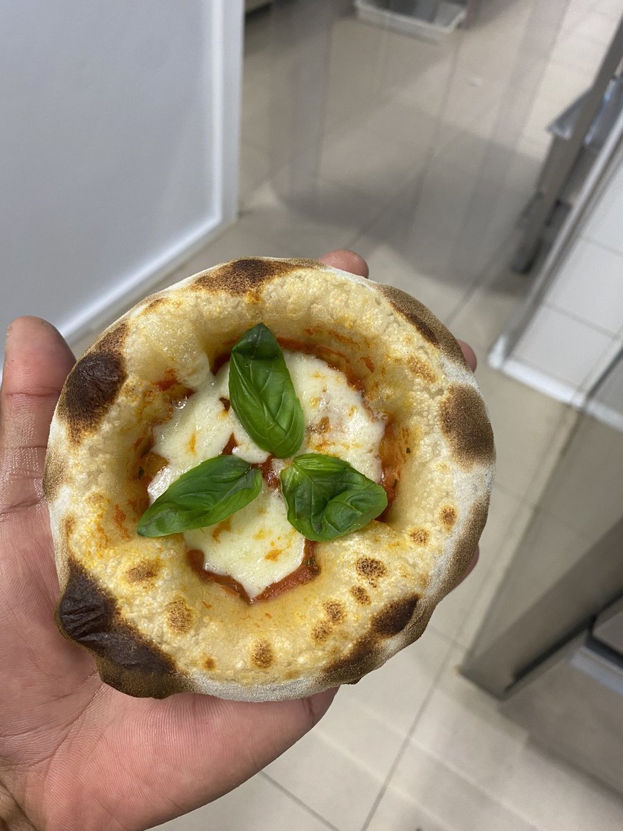 Recordando los viejos tiempos. Una mini pizza para mi bb ✨👌🏽