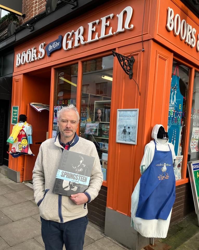 tommymcc321's tweet photo. ‘THANK YOU IRELAND' - @Nicki_Germaine
Thank you to all the Irish and many international @springsteen and #estreetband fans who met Nicki at her book signings in Cork & Dublin!
SIGNED books are still available from Brian O'Brien at Books On The Green 1/3 https://t.co/PvavbRfRUN