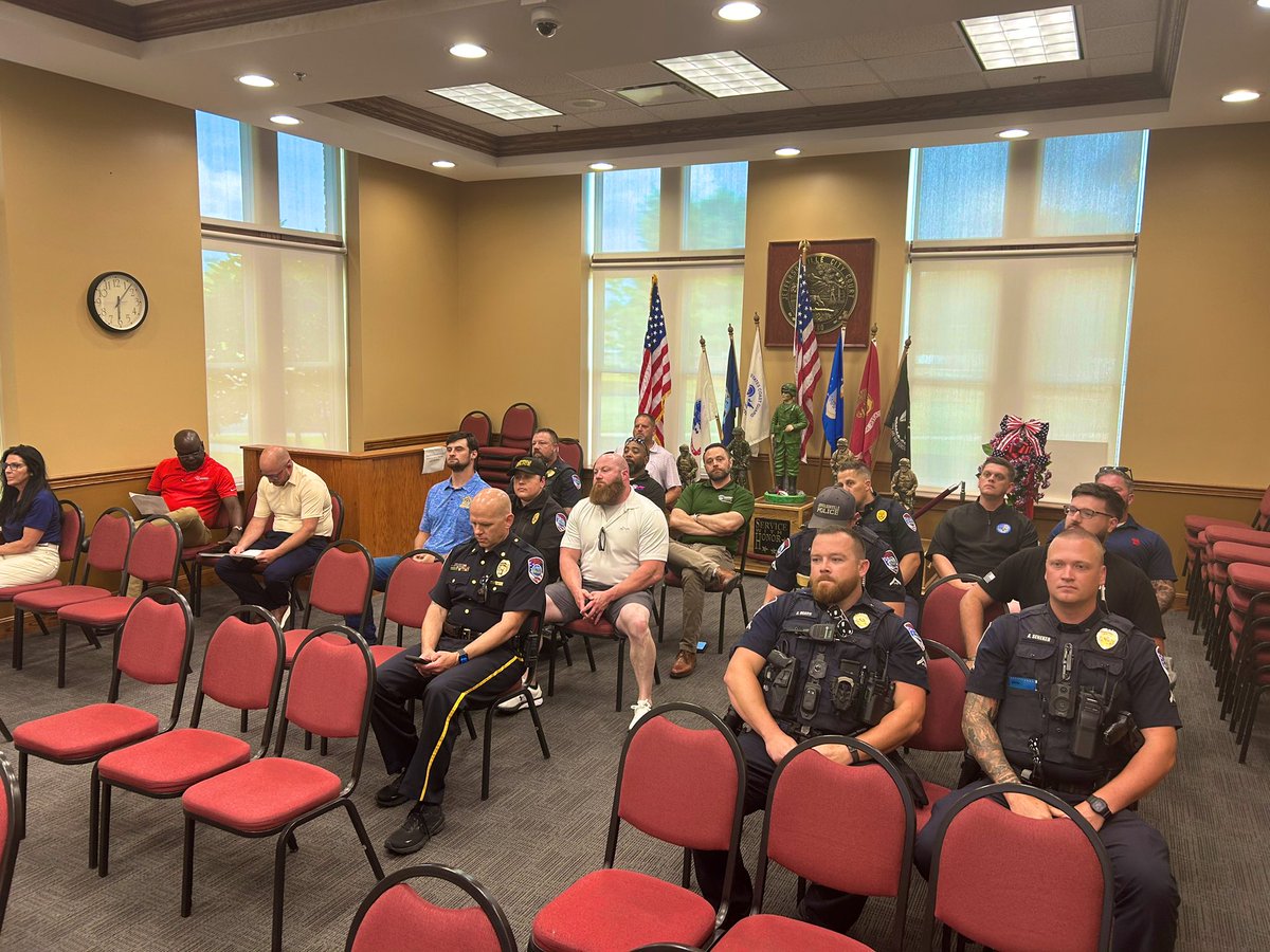 HAPPENING NOW: Jeffersonville city council voting on whether to approve $6,000 pay raise for police dept. 15 officers here for meeting. @WDRBNews