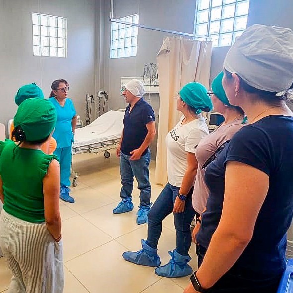 #Ucayali 🇵🇪 | Personal del @insnsanborja llegó al Hospital de Atalaya para realizar una campaña pediátrica médica quirúrgica en beneficio de 370 comunidades indígenas. Se prevé brindar 500 atenciones en consulta externa y 30 cirugías complejas, todo ello de manera gratuita a
