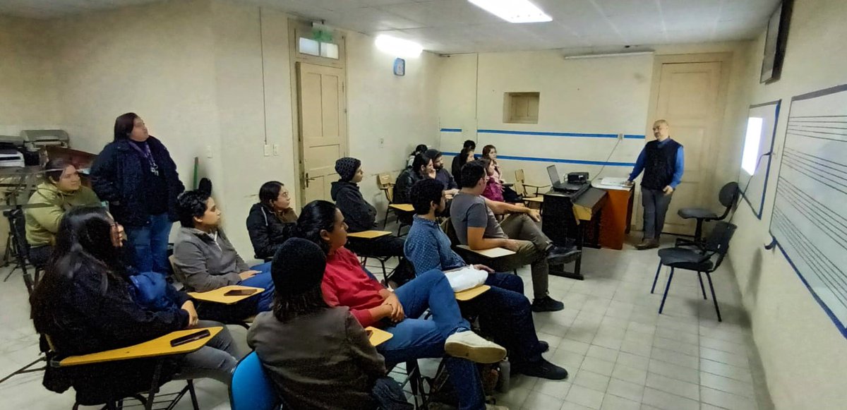 Reunión Informativa con Egresados de las Carreras cohortes 2020 al 2023.
En fecha lunes 13 de mayo de 2024, se realizaron reuniones informativas a cargo del Prof. Leonardo Frai (Encargado de gestión de títulos) y presididas por la Directora General Prof. Mg. Virginia Aquino, con