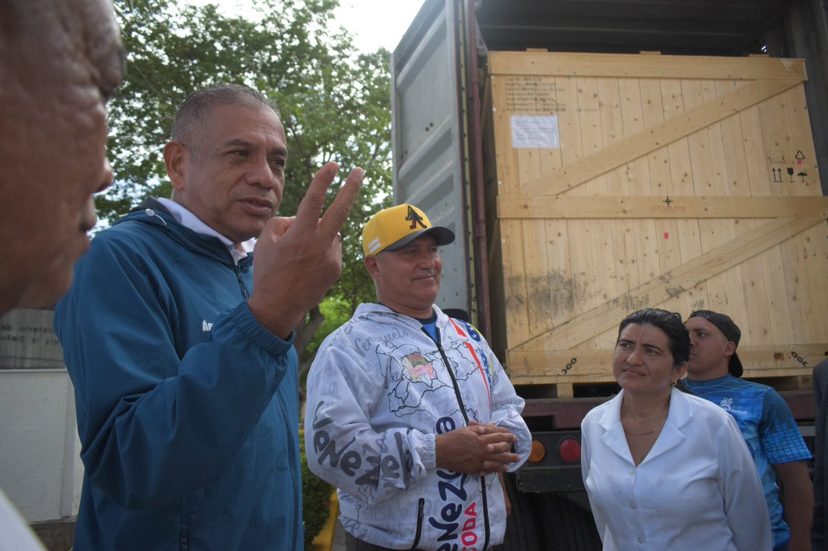 BOLÍVAR: El Presidente <a href="/NicolasMaduro/">Nicolás Maduro</a> sigue cumpliéndole a nuestro pueblo .                                      Llegó el Acelerador  Lineal a la Unidad de Radioterapia y Medicina Nuclear del Hospital Ruiz y Páez . 
Una  bendición para ayudar a tantos  pacientes que lo necesitan.