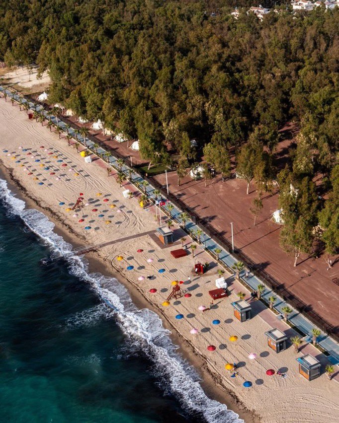 Aydın'ın Kuşadası ilçesinde halk plajlarındaki şezlong ve şemsiyeler ücretsiz oldu.