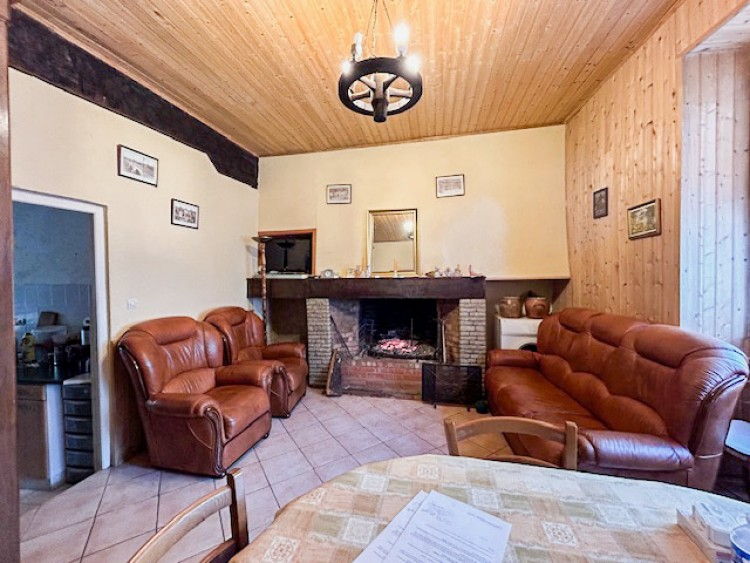 A rare opportunity to acquire an historic medieval village house in a sought after Lot-et-Garonne village for only €145,800 frenchentree.com/property-for-s…