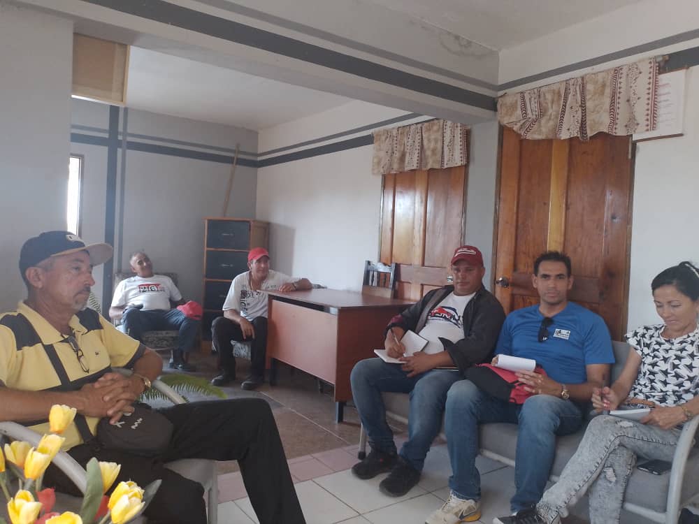 En la tarde de este lunes y con la Presencia de la Primer Secretaria del Partido Mónica Mónica Carranza se realiza la puntualización de las principales tareas de la semana y el chequeo del programa de la vivienda.
#INOTU
#inoturafaelfreyretorres
#freyreunidoscosechandovictorias