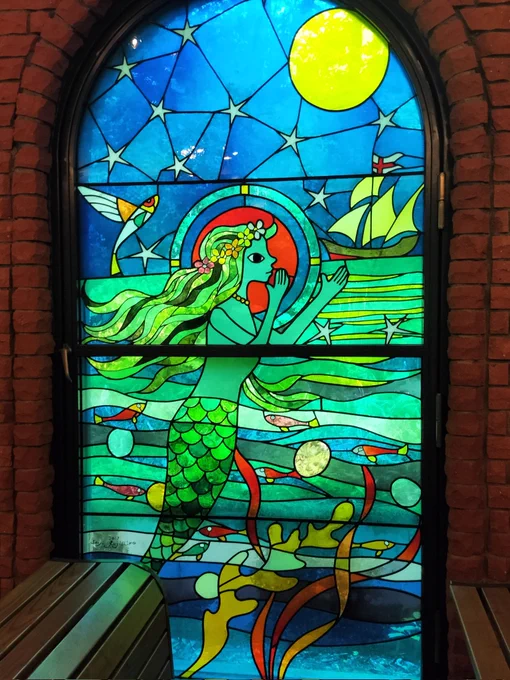 藤城清治美術館に行ってきました 思ってたのの1000倍素晴らしかった…!先生の激しい制作意欲は泉の様に湧き留まることがないのだと思いました 那須に行ったら是非行ってみて下さい これは敷地内に建てられた教会のステンドグラスです ここで結婚式も出来るらしい