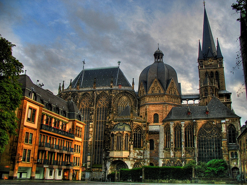 The bells of the Cathedral of Aix-la-Chapelle (Aachen): youtube.com/watch?v=BJP8nh… This Cathedral is one of the oldest cathedrals in Europe. Emperor Charlemagne ordered for it to be built in 796. He was buried there when he died. Some images - outside and inside - see below: