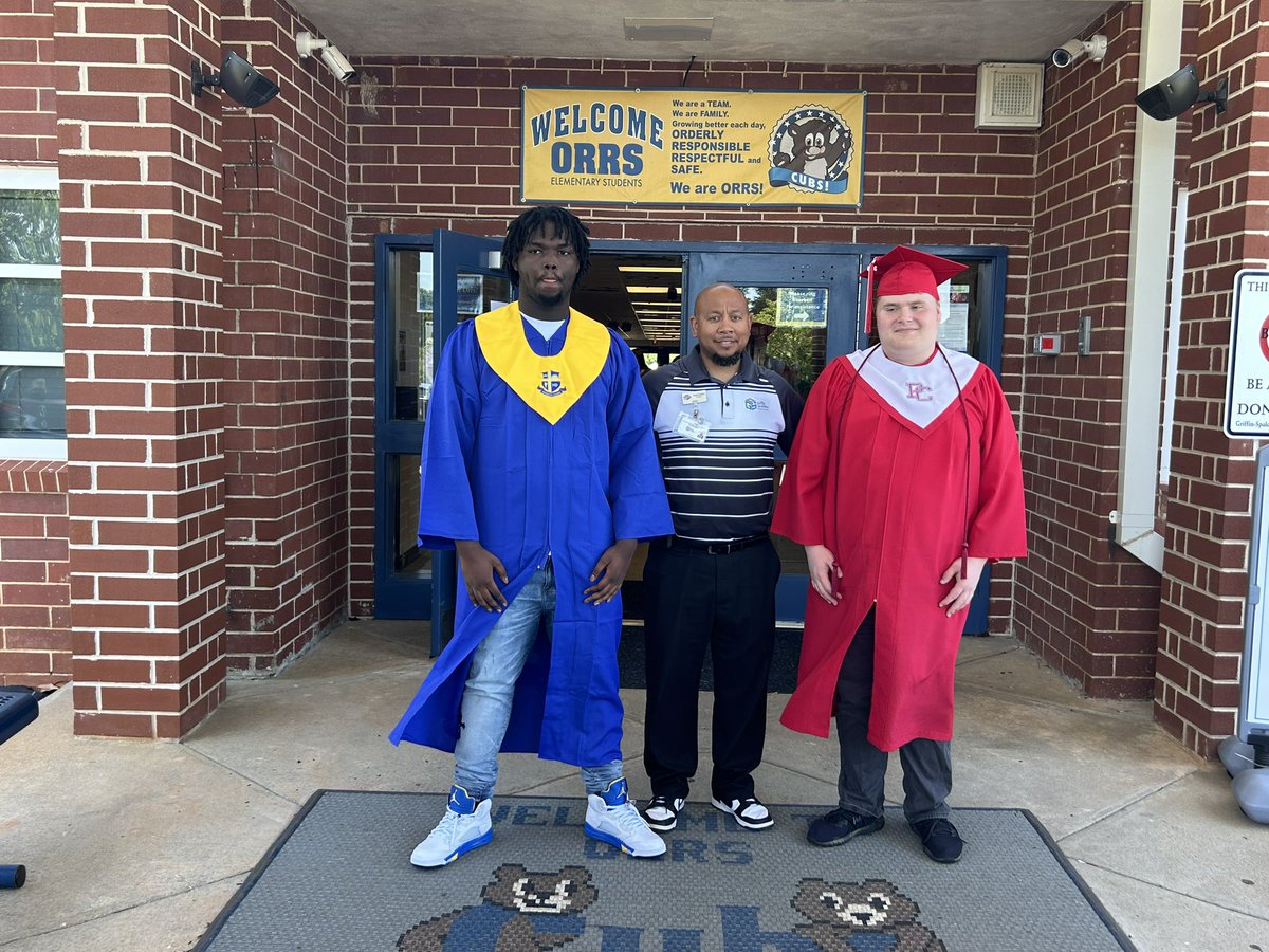 Congratulations to the Class of 2024!! Thank you for coming back to @OrrsElementary for the senior walk and walking our halls again!! You are #extraORRdinary!! 🥰✈️💛💙🥳