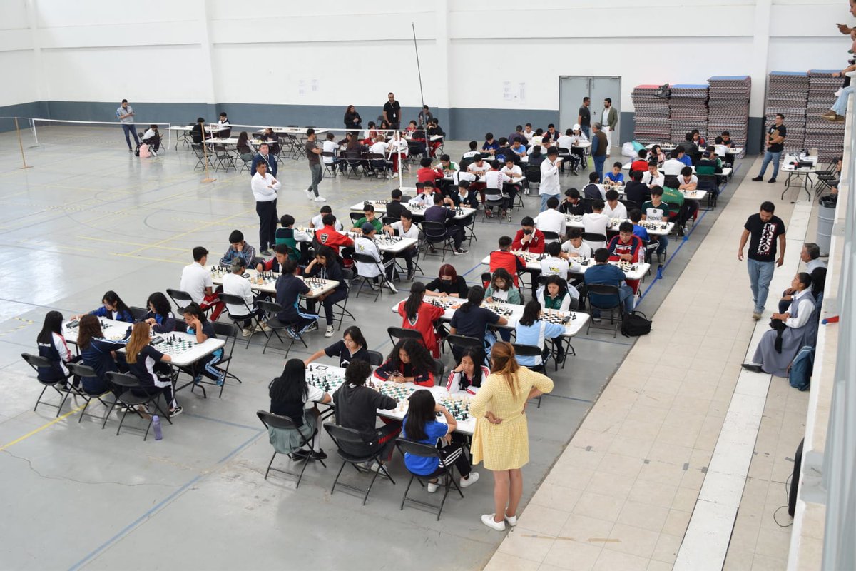 COBAEMex's tweet image. ¡Enhorabuena a nuestras y nuestros ajedrecistas del #COBAEM! ♟️ 🌟
Su destacada participación en los Juegos #CONADEMS, que se llevan a cabo en la Ciudad Deportiva "Estado de México", llena de orgullo a nuestra comunidad educativa y resalta su dedicación y talento.
#OrgulloCOBAEM