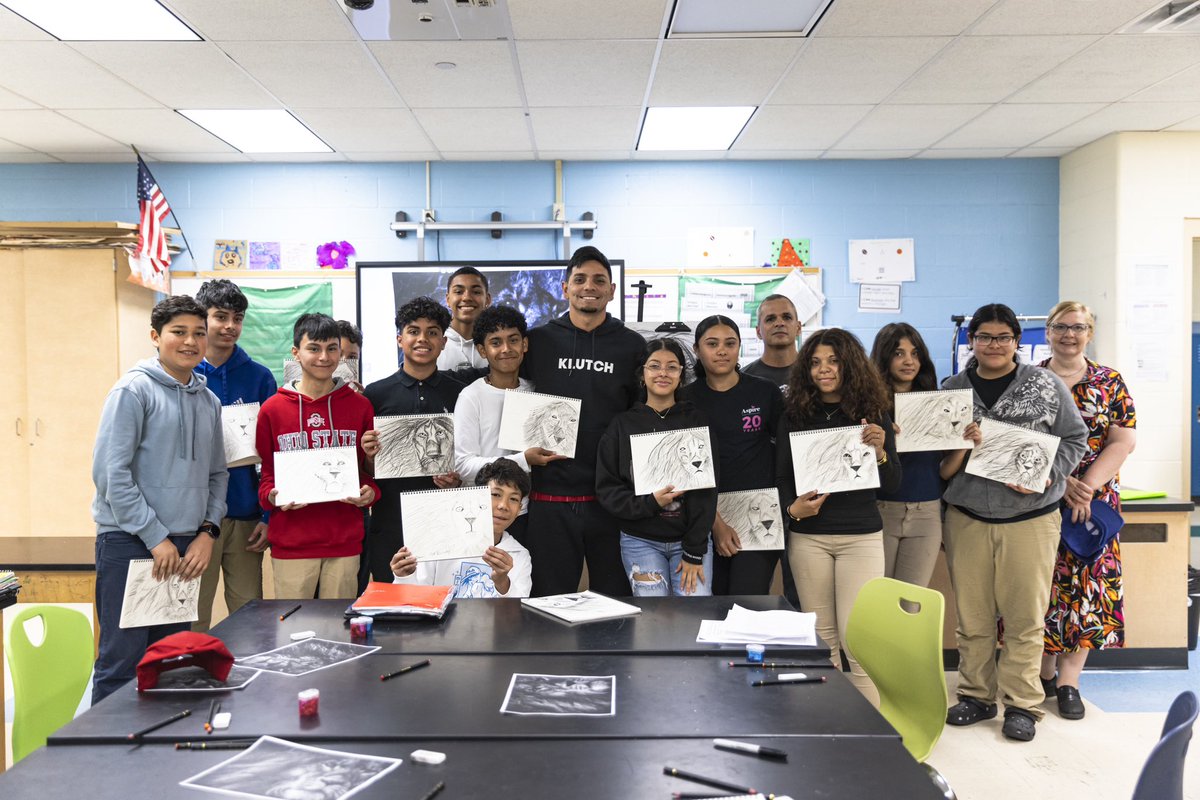 Art with Andrés is back this season! Last week, Andrés was joined by artist, Augusto Bordelois, to do an art class at Buhrer Dual Language Academy. Andrés and students drew a picture of a lion together, in honor of his son, whose favorite movie is the Lion King!
