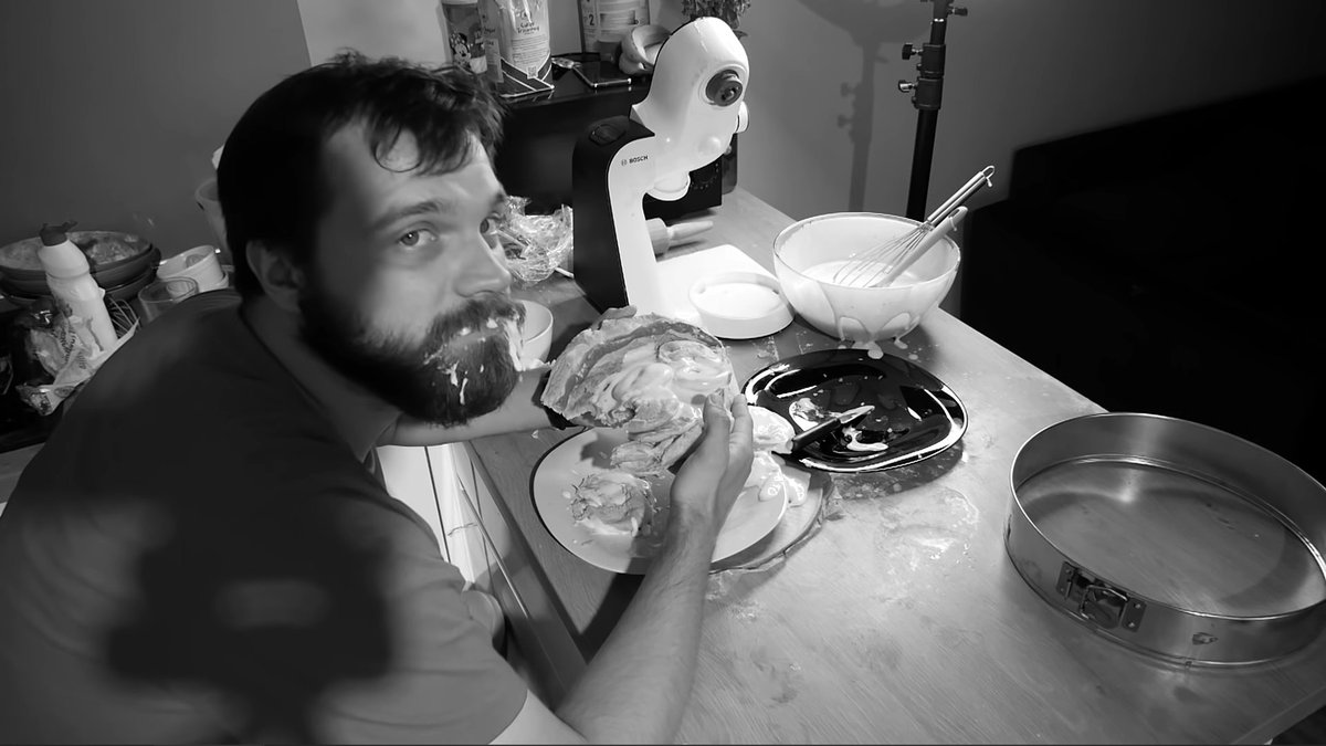fantasmagorje's tweet photo. VERY SPECIFIC Polish Disco Elysium shitpost. Let me explain: Basically, me and my friend headcanon that Harry post-Martinaise would pick up cooking. This spiraled into a silly little AU in which Harry has a YouTube cooking show inspired by a Polish youtuber Mietczyński... https://t.co/1YGgnxZwW5