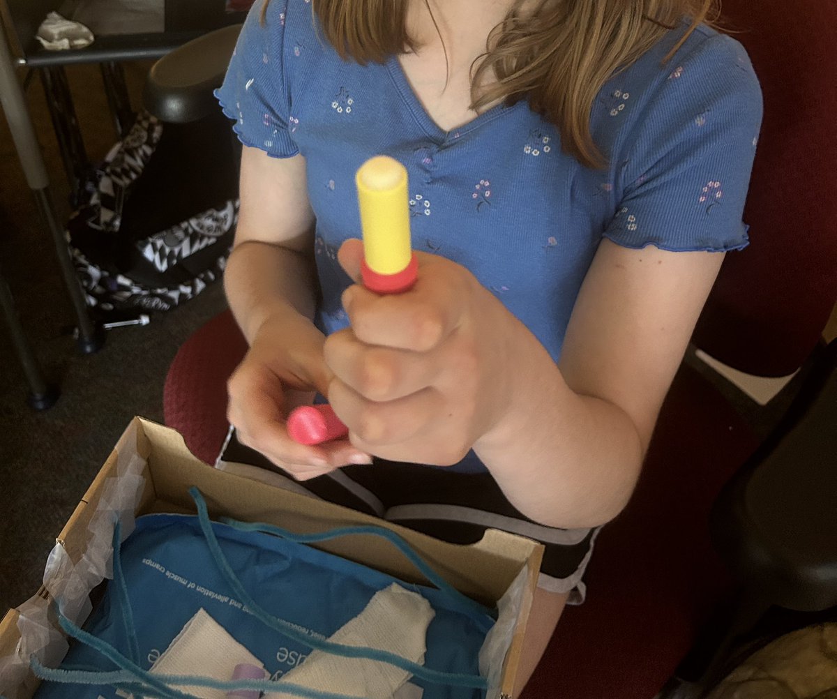 Pineroom14's tweet photo. More passion project presentations! Cake making, real chocolate lip balm experiment, and teaching how to draw. #furturelooksbright @pinestreetelem https://t.co/phs1bsG4L9