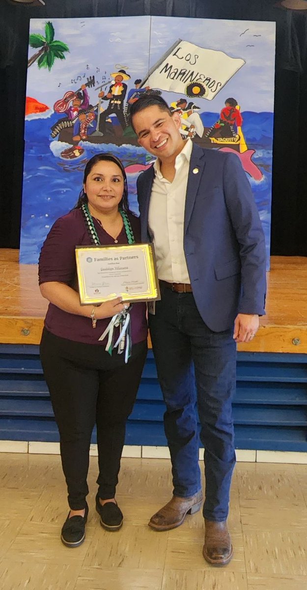 We 💜🧡 to see our parents excelling and become even greater role models for their children! (¡Y gracias, <a href="/milysalazar31/">Guadalupe Villanueva</a> por su trabajo con el PTA estos últimos años! La vamos a extrañar!) <a href="/gtprincipal186/">Briana Garcia</a> <a href="/ClaudiaWilburn/">Claudia Wilburn, M.Ed.</a> @MrsIRdrgzRdg5