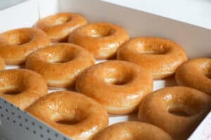 Make up your own jokes... Legendary Dolly Parton teaming with @krispykreme  for “Southern Sweets Doughnut Collection” at locations across the country.
#dollyparton #krispykreme #doughnuts #food #EntertainmentNews #spikeongolfandtravel