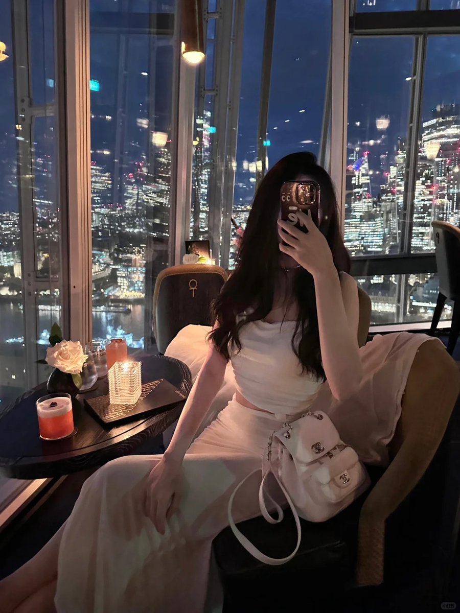 Kichi215's tweet photo. Night view of The Shard🌃🍸 https://t.co/OhxNBoClN2