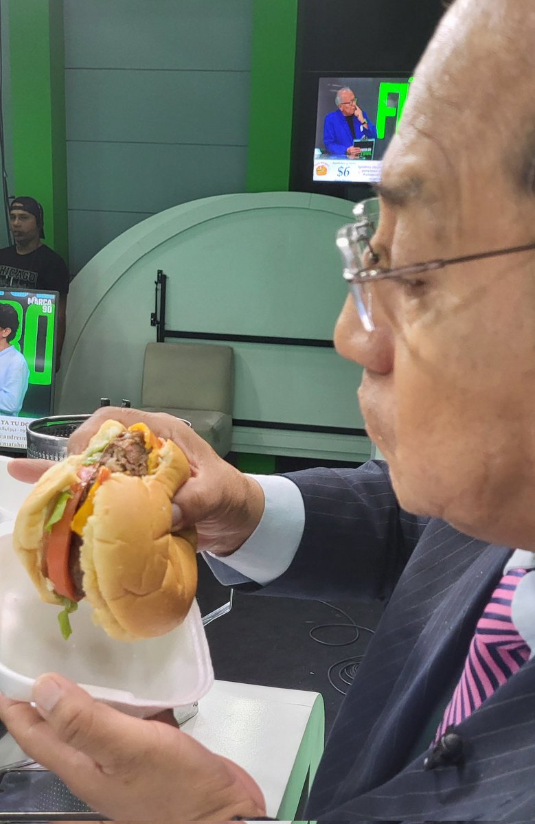 pochoharbEC's tweet photo. Estas hamburguesas son riquísimas, pero el valor de fondo es inmenso. Por la compra de las hamburguesas se apoya a la niña Anita Mata, que lucha contra una dura enfermedad y su padre, Andrés Mata la quiere pelear con este emprendimiento. Una buena hamburguesa y una buena causa. En una de las fotos está el contacto.