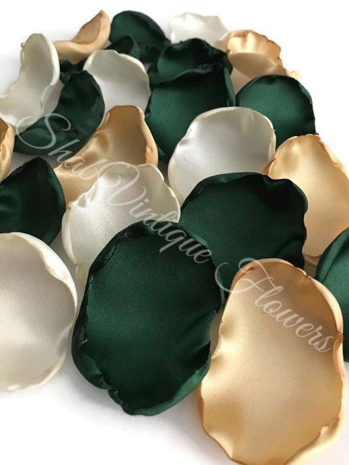 Step into a wedding wonderland adorned with an exquisite mix of Emerald, Ivory and Gold flower petals. Boho Chic Wedding Decor has never been… dlvr.it/T78ztr #weddingcolors #bridal #weddingdecor #happilyeverafter #weddingplanning #onlineshopping #weddingaisledecor #etsy