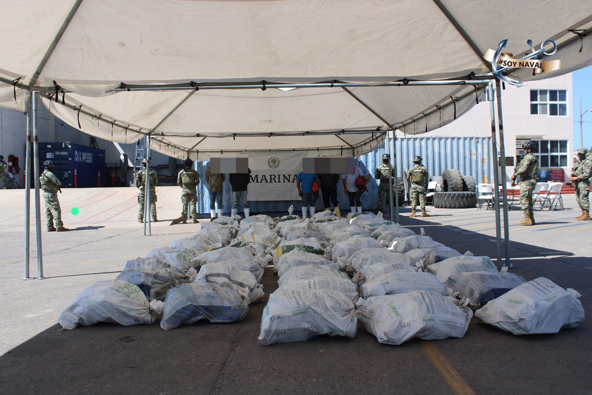 #Entérate Personal adscrito a la Octava Región Naval y en coordinación con el Sector Naval de Islas Marías, en funciones de Guardia Costera, aseguraron una embarcación menor con 78 bultos de polvo blanco con las características similares al clorhidrato de cocaína. Conoce más en