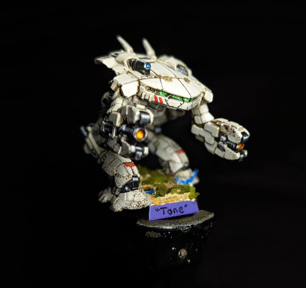 Reposting my King Crab for the best #Battletech holiday, #TukayyidDay ! 

Off white recipe came from someone on Reddit, but like most White paint schemes it was a nightmare to use. Love Comstar but god damn is painting white annoying.