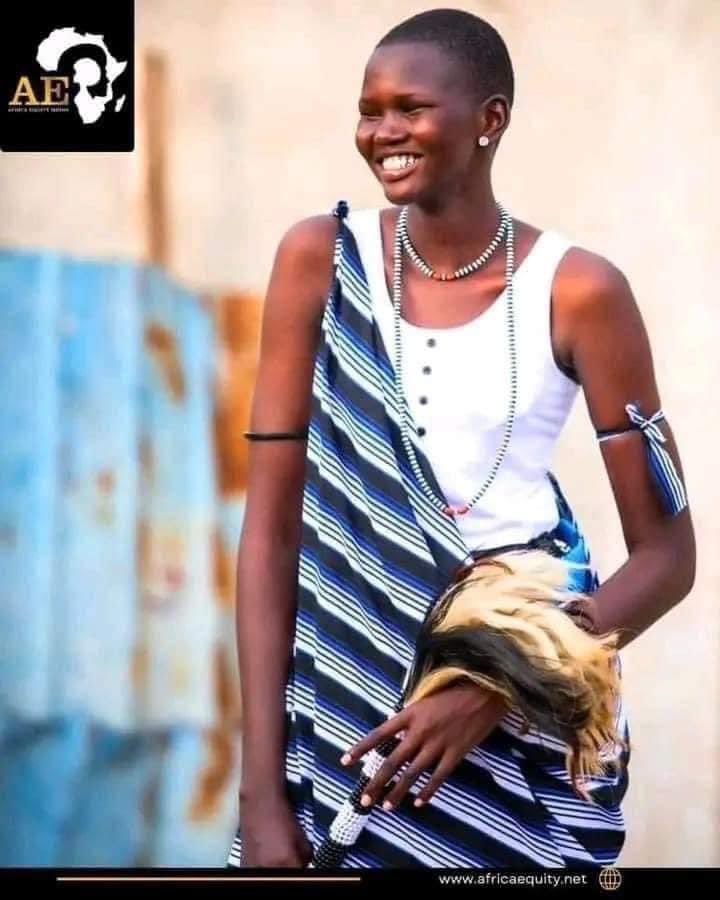 ZonePresse_'s tweet photo. «LA FILLE LA PLUS CHER DU SUD DU SOUDAN

Rencontrez Athiak Dau Riak, une fille de 19 ans du sud-soudanais, dont le mariage a attiré l'attention cette semaine. Debout à une impressionnante hauteur de 7 pieds, elle est devenue le centre d'une histoire virale. Deux hommes de différentes communautés se disputent sa main dans le mariage, avec une offre de 105 vaches et 65 millions de livres soudanais du sud (20,000 $).

La dot de l'autre prétendant n'est pas encore divulguée, mais des rumeurs suggèrent qu'elle pourrait être aussi élevée que 350 vaches, ainsi que des cadeaux supplémentaires comme une Toyota V6 et une maison de quatre pièces autonome pour la famille d'athiak.

Dans la culture Dinka, le mariage transcende seulement la cour et la beauté. Il dépend du caractère, de l'arrière-plan familial et d'une ardoise propre. Une fois que ces critères sont remplis, les familles lancent des discussions, et si la fille est jugée attirante, plusieurs prétendants peuvent émerger, ce qui conduit à des négociations concurrentielles.
~
Vous ne saviez pas que les cowries sont un bijou africain le plus précieux utilisé comme bague de mariage.

C'est valoriser les cultures africaines
Babiwebcom