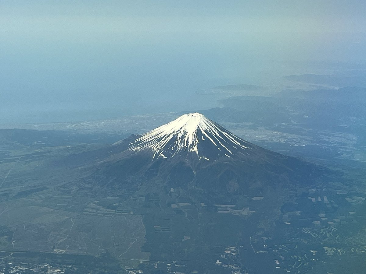 #富士山

富士山にかなり接近しました。
上から見る富士山も素敵ですね。
富士五湖や駿河湾など周辺も良く見えました。

⭐️ フォロワー募集 ⭐️
#フォロバ100 
#相互フォロー