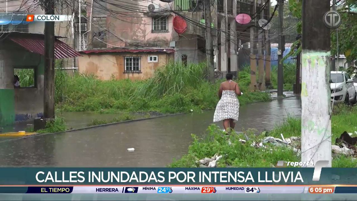 TReporta's tweet photo. Varias calles de la ciudad de Colón quedaron anegadas luego de las fuertes lluvias registradas desde el mediodía de este lunes. 
Se pudo observar gran cantidad basura obstruyendo los drenajes. #TReportes https://t.co/uy36OmtiOG