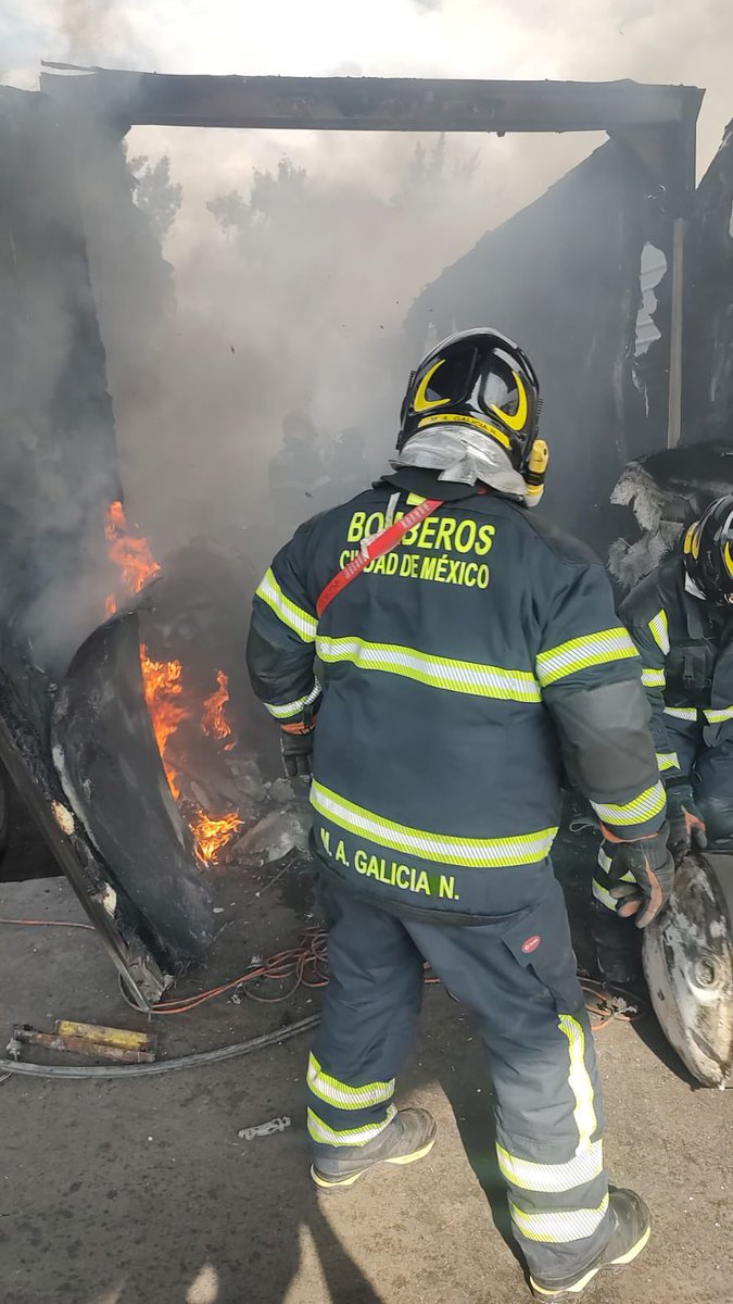 🚨#AlertaADN 🧑‍🚒 Bomberos sofocaron un #incendio en una caja de tráiler en la zona de subasta, dentro de la Central de Abastos, en la Alcaldía Iztapalapa (@Alc_Iztapalapa); este incidente no dejó heridos ni daños mayores
