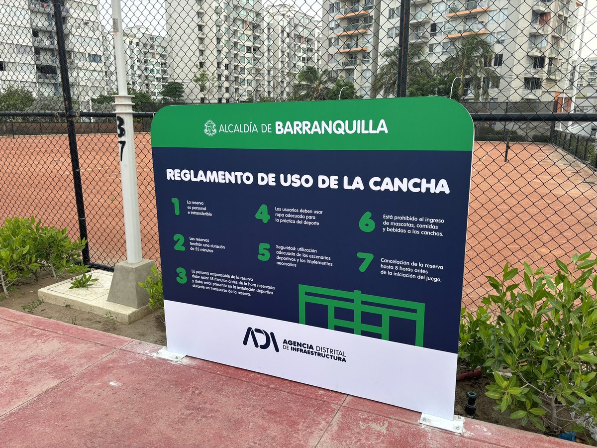 Nicolasakle's tweet photo. @juntavillacarol pa cuando las canchas de tenis del parque Karla Gonzales ?? Medio año y nada hasta maleza le está saliendo a la cancha ?? https://t.co/YwnnX4RSPJ