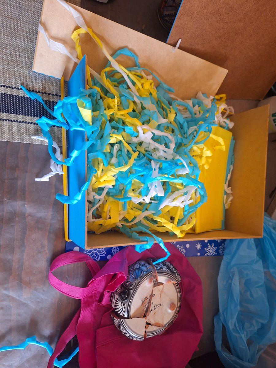 cach0rr0te's tweet photo. @DHLMex que paso con mi envío? Para que sirve la etiqueta de frágil si al final tratan los paquetes como basura, me enviaron artículos frágiles debidamente documentados y todos llegaron rotos! 😡😡😡😡😡 https://t.co/CpKwgm1FM1