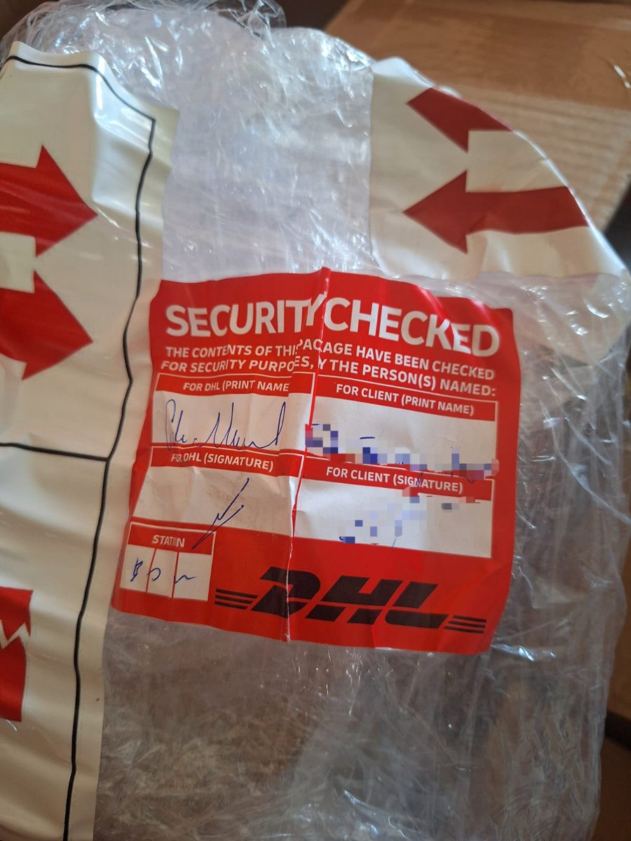 cach0rr0te's tweet photo. @DHLMex que paso con mi envío? Para que sirve la etiqueta de frágil si al final tratan los paquetes como basura, me enviaron artículos frágiles debidamente documentados y todos llegaron rotos! 😡😡😡😡😡 https://t.co/CpKwgm1FM1