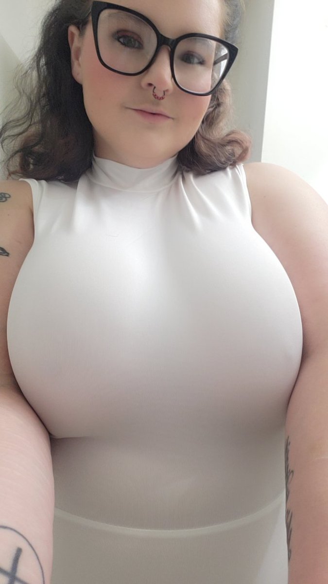 HarperRaePlay's tweet photo. My tits look so great in black, I never thought they'd look this good in white 😍🔥 #onlyfans #onlyfansgirls #goth #egirl #altgirl #thick #thicc #curvy #curves #sub #Dom #switch #hot https://t.co/5brJIXuBBK
