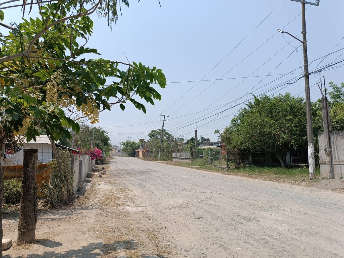 MeganoticiasTUX's tweet photo. #MNTUX || Habitantes del ejido la Calzada reportan que debido a la falta de rehabilitación sus calles se encuentran en mal estado, situación que provoca que mucha piedra esté suelta y dañe la carrocería de los vehículos que transitan por la zona.
https://t.co/2PXYvHJAjg https://t.co/VW2L8qOPpq