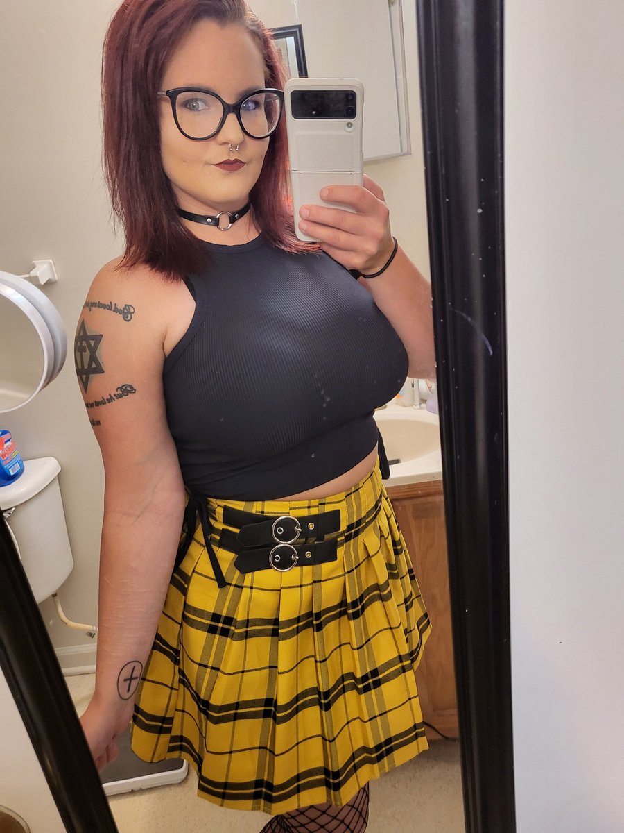 HarperRaePlay's tweet photo. Which do you think is better? 
🩷-Left
💛-Right
#Outfitcheck #goth #altgirl #poll #polltime #opinion Fuck it, roast me if you want 😂 https://t.co/wB7dFEhRoH
