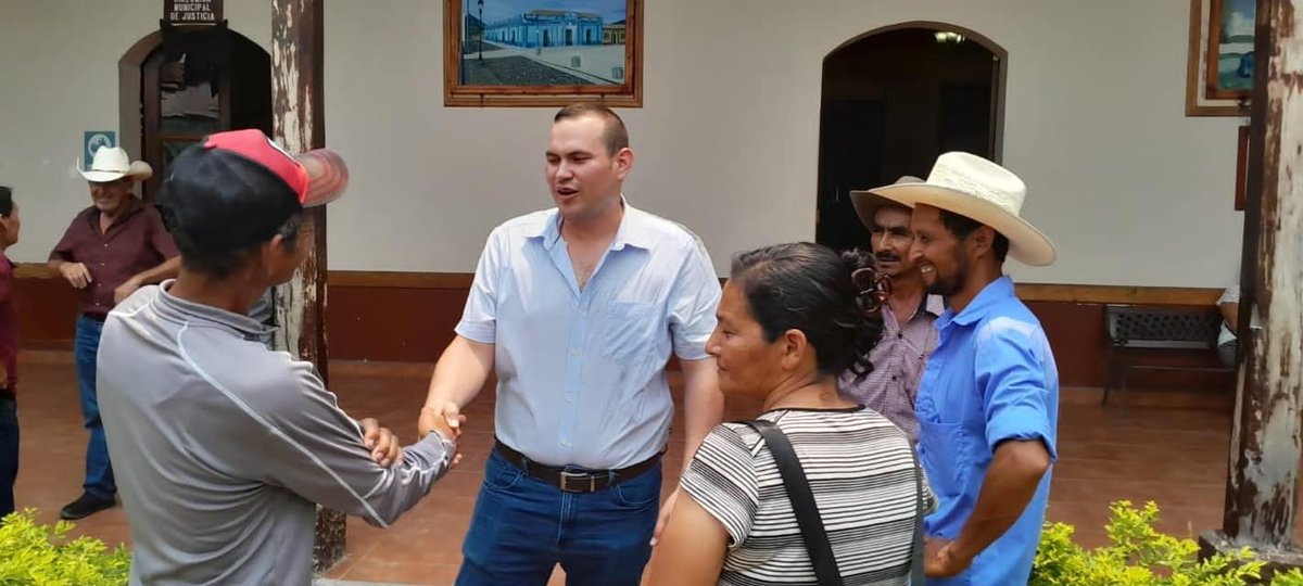 BancadaLibre's tweet photo. El diputado #MarioCalix, entregó la escritura pública a la Junta de Agua de las comunidades El Tablón, Catatao, El Zapote y San José, en Gracias, Lempira. Este acto representa un importante avance para las comunidades, ya que la obtención de la escritura pública les permitirá gestionar de manera más eficiente y segura los recursos hídricos, para estas localidades.