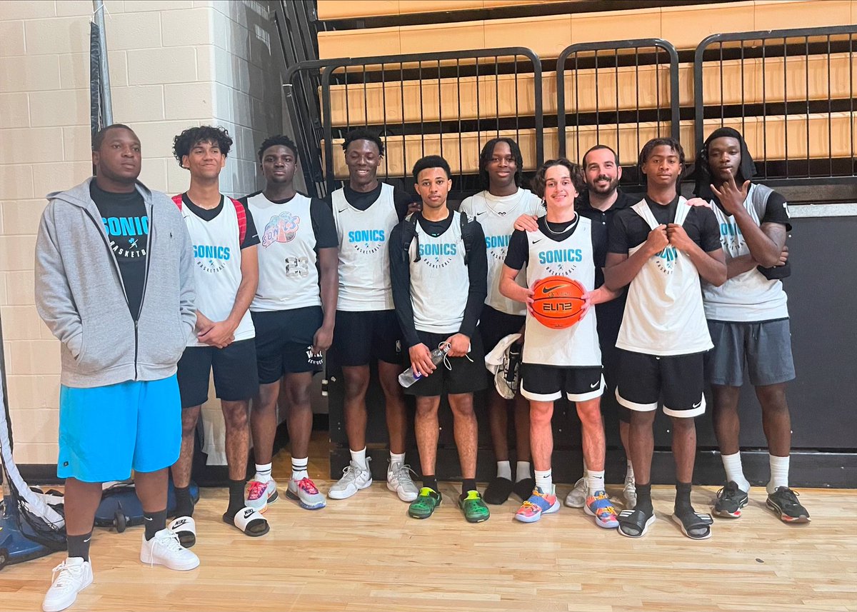 sfsonics's tweet image. 3-1 in the 🅰️ South Florida Sonics Unsigned Seniors showed out at @ontheradarhoops Sweet 16 #SonicGang // #SecureTheBag