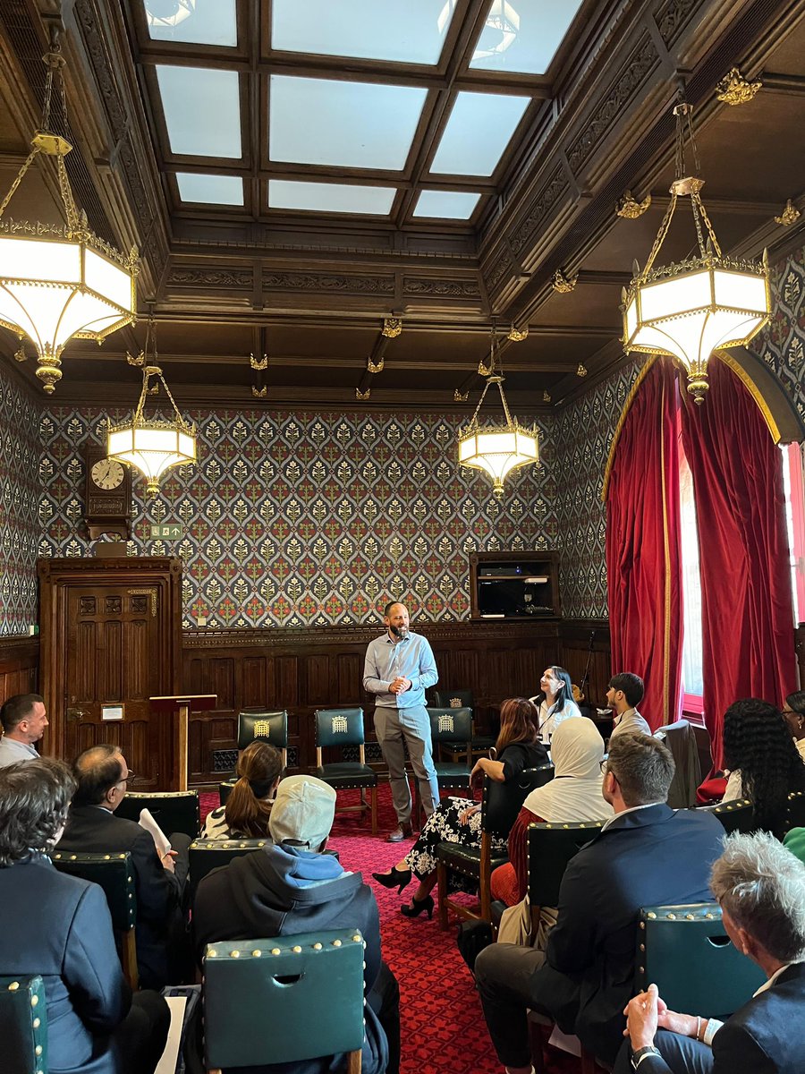 A great turnout for our Leaders' Academy in Parliament! Thanks to <a href="/helenhayes_/">Helen Hayes 💙🌹</a> <a href="/AldermanRob1968/">Robert</a> <a href="/coyleneil/">Neil Coyle</a> <a href="/LabourMarina/">Marina Ahmad AM</a> &amp; @kieronjwilliams for awesome and inspiring contributions 🌹
