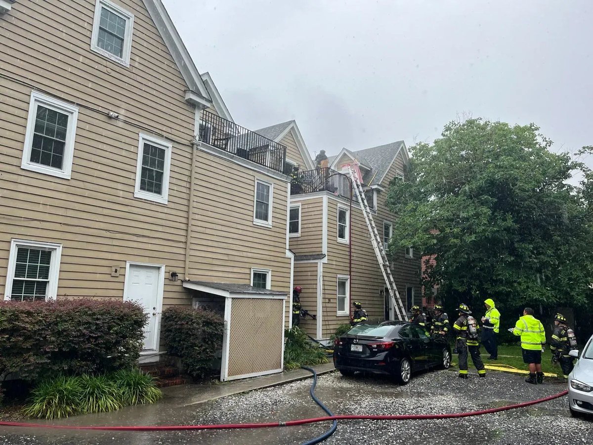 PRAYERS 🙏 22 people are displaced due to a fire that burned through an apartment building in downtown Charleston. bit.ly/4bpAIDV