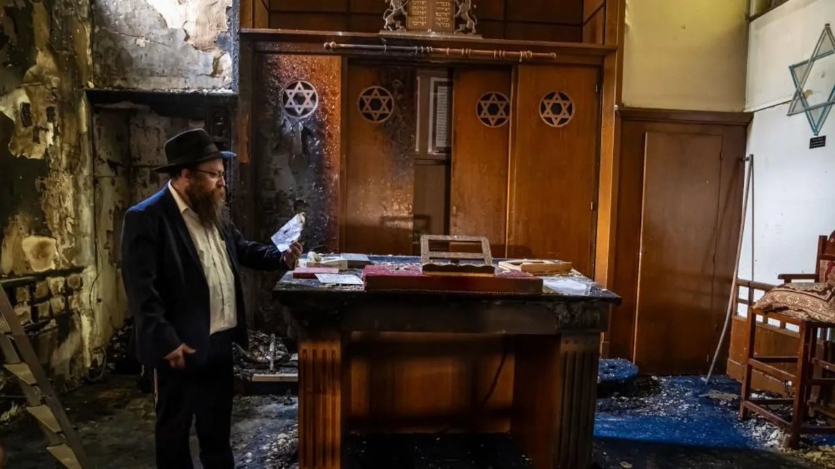 A Muslim illegal migrant from Algeria was shot dead in Rouen, France after setting a synagogue on fire and threatening responding police with a knife. Europe has seen a surge in violent attacks by Muslims since the Oct. 7 Hamas terrorist attacks. Read: bbc.com/news/articles/…
