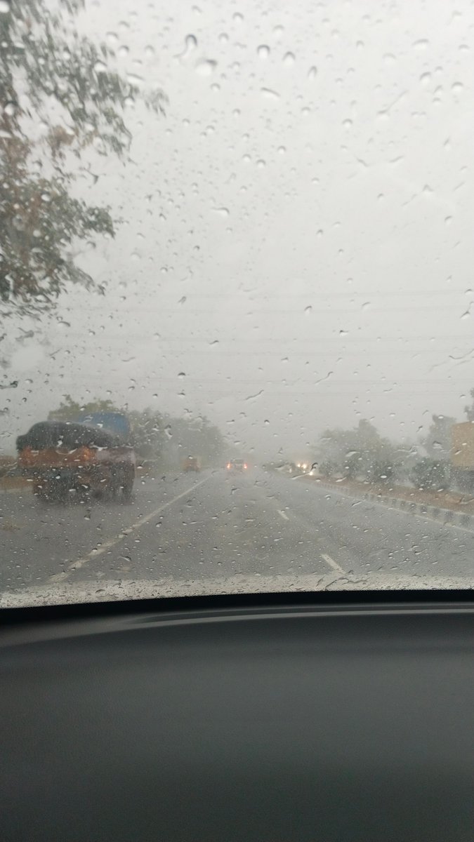 WeatherRadar_IN's tweet image. Craving a rainy day drive? 🌧️ Check the forecast and hit the road with your favorite rainy day tunes! 🎶 

PC: Yuvaraj

Our rainy day song recommendation! to.weatherandradar.in/Monsoon-Playli… 

#RainyDayDrive #WeatherUpdate