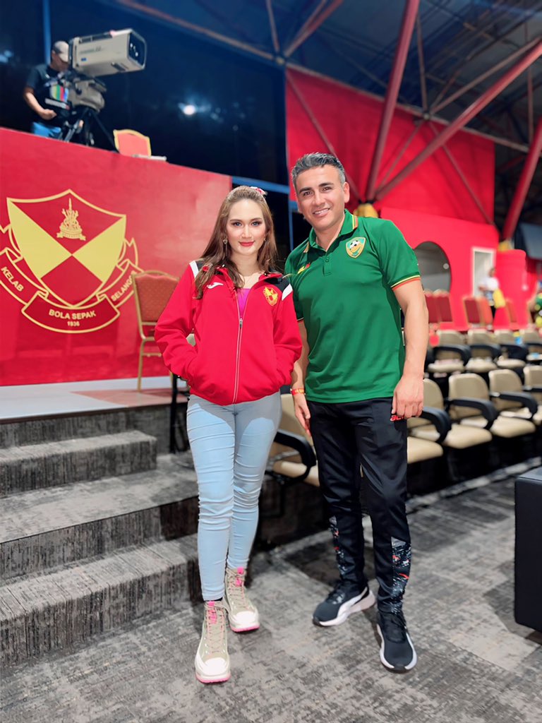 nursyuhada_7's tweet image. With Mr Nelson San Martin ,
KEDAH DARUL AMAN FC Technical Director 
🥰💚💛
Tua and Handsome 😆

#KedahDarulAmanFC #KDAFC #PulunKedahPulun
#SangKenari #LigaSuper