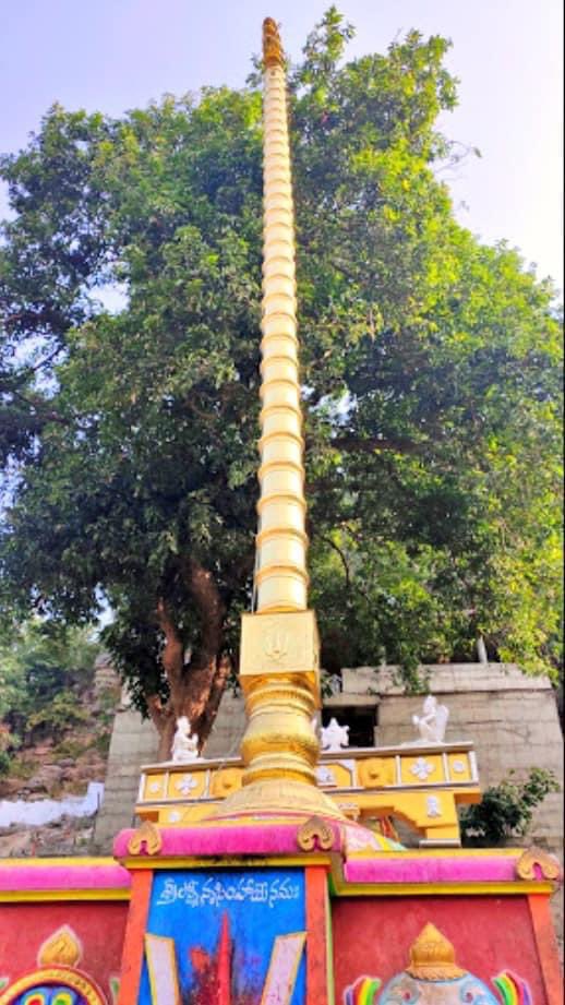 🕉 #NarasimhaJayanti Darshan : HEMACHALA LAKSHMI NARSIMHA SWAMY, MALLURU,WARANGAL inside a forest has a 10Ft tall Bhagwan Narasimha whose belly part is as soft as humans, With a 60 Ft DwajaSthamba, there is a Swayambhu rock cut Ugra Hanumanji near main temple🚩#IncredibleIndia