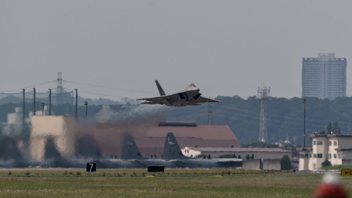 クソメラだけどやっぱり横田基地から
上がった証としてYJと絡めたいってのはある
てか昨日のホンダジェットより低いな‼︎