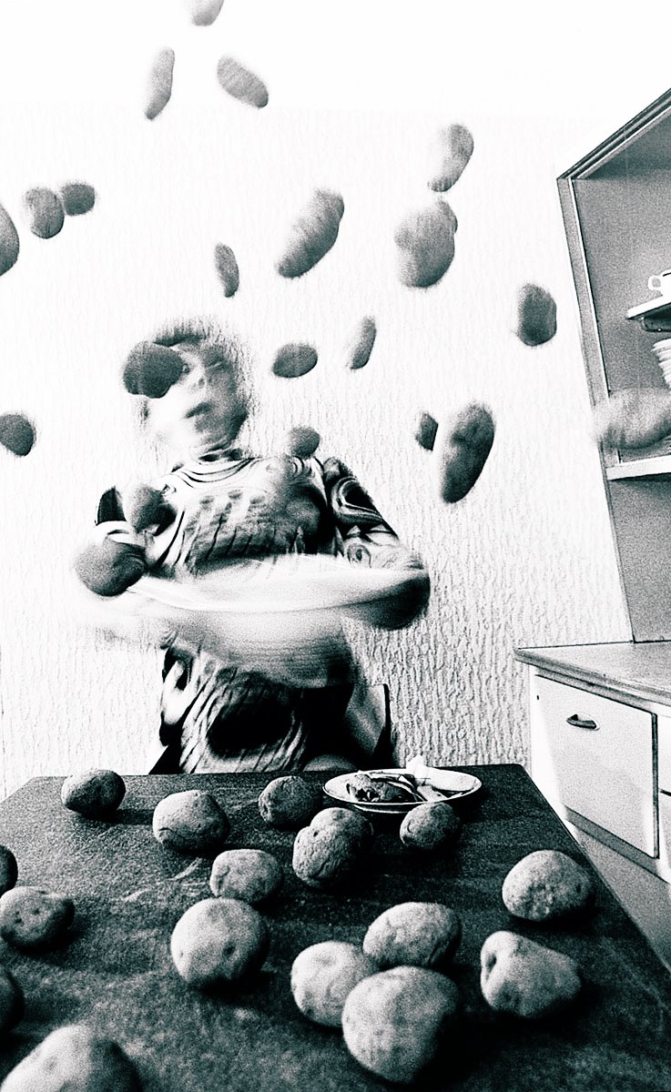 Bon courage pour ce début de semaine, joyeux je vous le souhaite…💫…les instants surprenants d ´ Anna et Bernhard Blume, Kitchen Frenzy (détail), 1986, Artips.