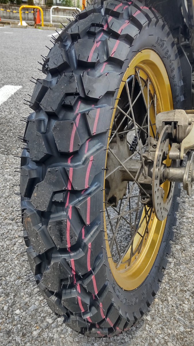 dannaReds's tweet photo. #ライコランド埼玉店
セローのタイヤ交換
エアバルブも交換
#IRC #GP410
アクスルシャフトもグリスアップしました。
タイヤブロックのゴツゴツ感がなくて柔らかいです。
接地面も広いので乗り心地がソフトです👍️
GP410にして大正解でした😀✌️ https://t.co/Tzq0GnDBSQ