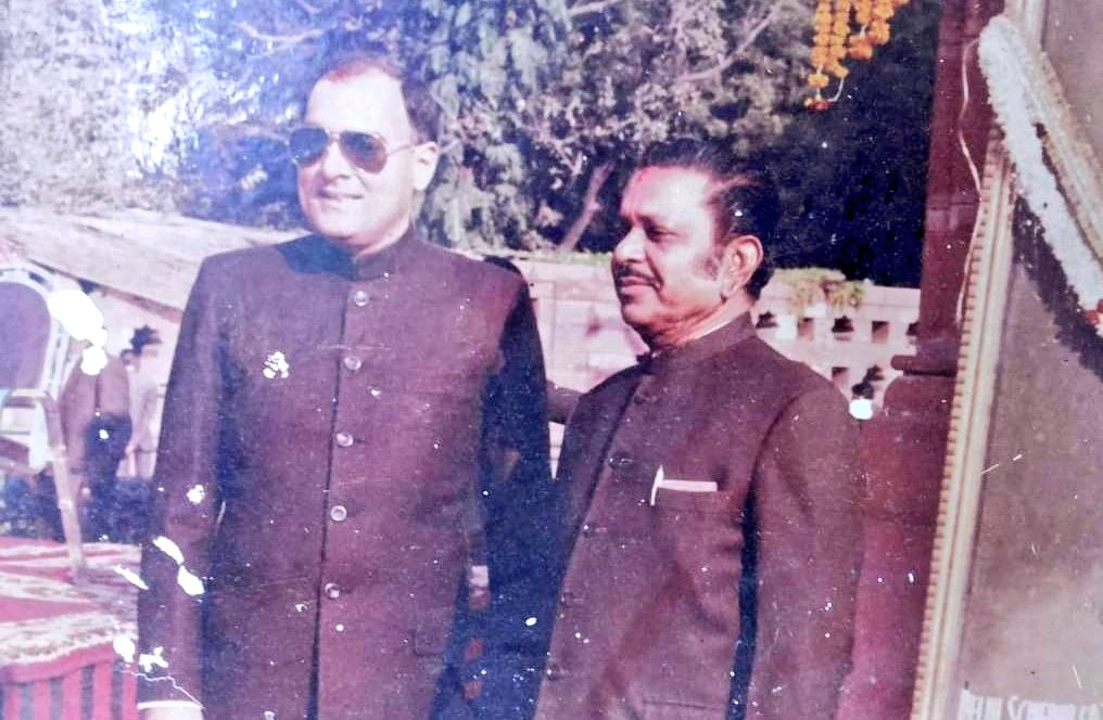 Humble tributes to the most dashing & visionary PM Rajiv Gandhi on his death anniversary 🙏🏻 My Grandfather shared a great bond with him & had served as Union Minister during the entire time he was PM. I grew up listening to stories about him & his charismatic personality from