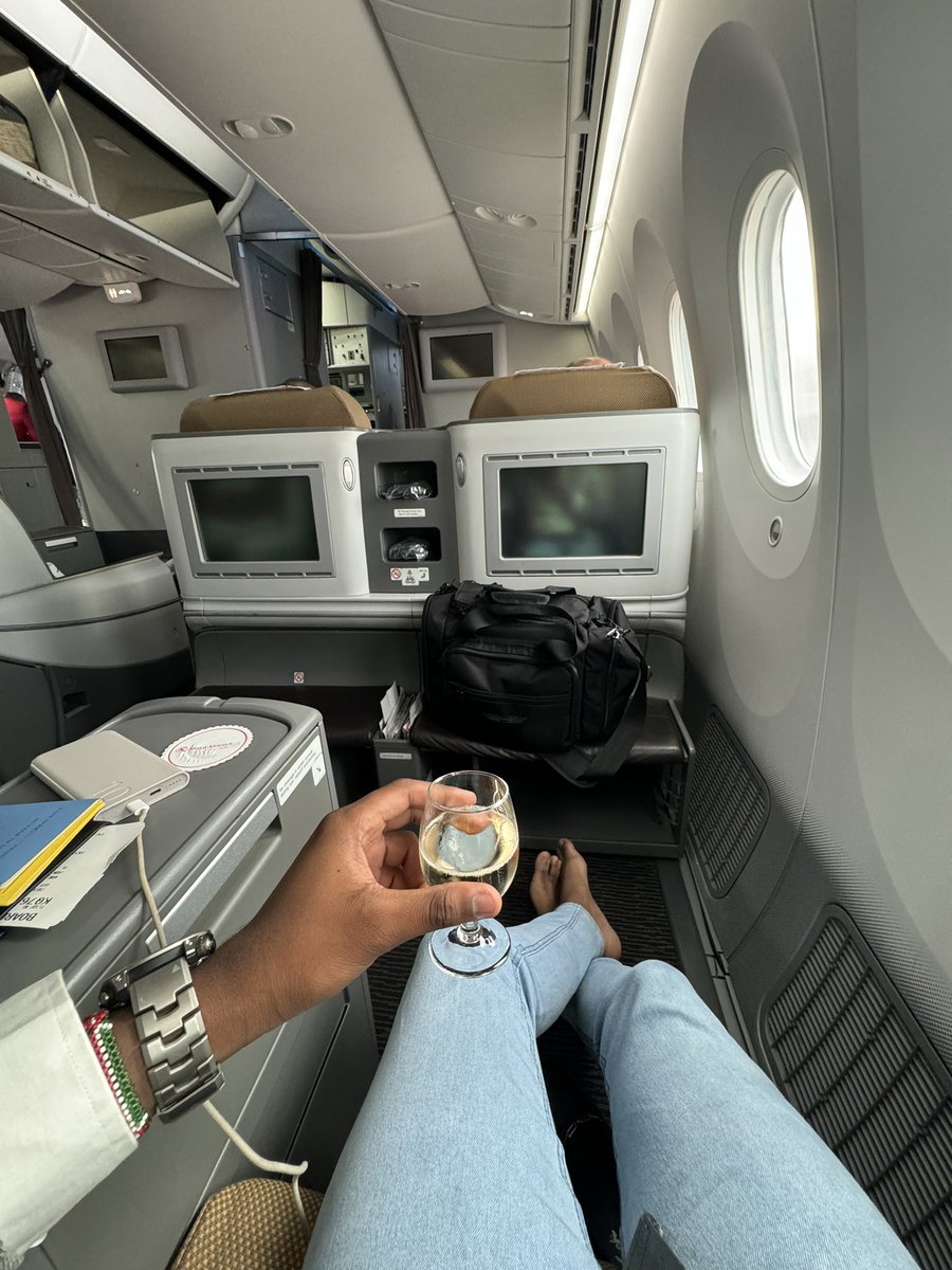 Ukiingia flight ya Kq first thing wanakupiga nayo ni champagne baridi😁 Good service @KenyaAirways