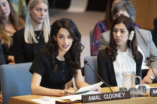Gaza 🇵🇸 : Amal Clooney soutient la demande de mandat d’arrêt de la CPI Amal Clooney a pour la 1ère fois pris part au débat sur la question de la poursuite et la prévention des crimes de guerre, en soutenant publiquement l’initiative du procureur général de la CPI, Karim Khan
